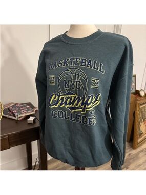 URBAN OUTFITTERS | Basketball College Crewneck Sweatshirt M